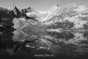 Черно-белое фото Большое Крепкое озеро. Катунский хребет