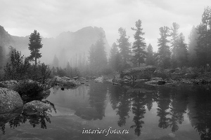 Черно-белое фото Туман на озере Художников Ергаки