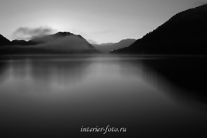 Черно-белое фото Утро на Телецком озере