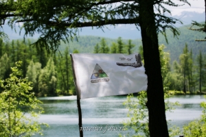 Флаг Экспедиционного центра на озере Ару-Кем