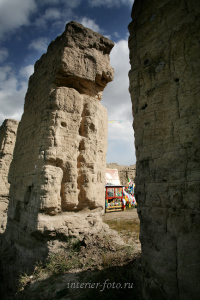 Древние стены Устуу-Хурээ