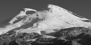 Черно белое фото Эльбруса
