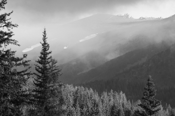 Черно-белое фото Вершины хребта Холзун