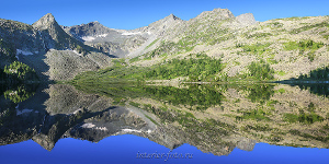 Отражение в озере Крепком на Алтае